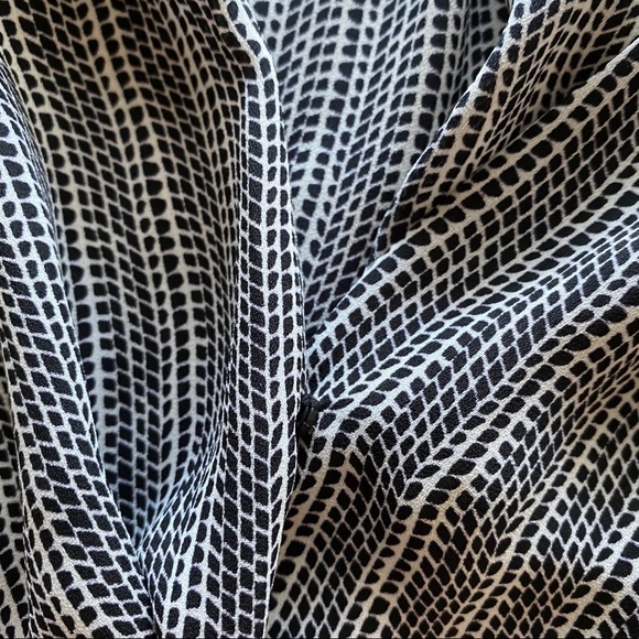 Cross-body v-neck blouse - Picture 2 of 8